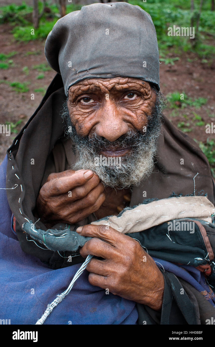 Lalibela, Amhara Region, Äthiopien. Ein Bettler bittet um Geld vor den Toren einer der Kirchen von Lalibela. Die Kirchen von Lalibela wurden in die Livi gehauen. Stockfoto