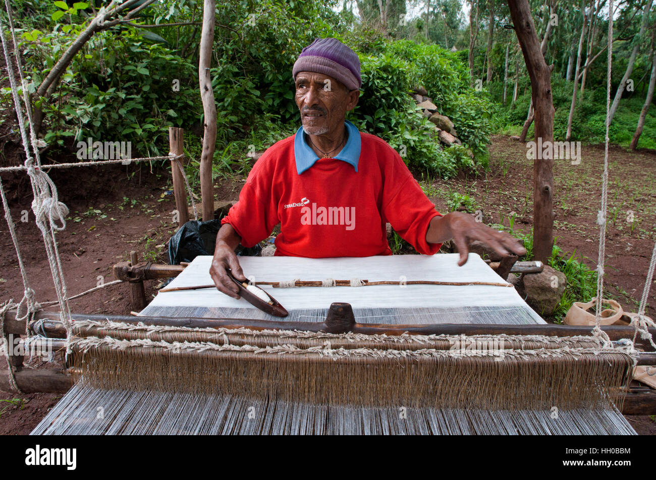 Lalibela, Amhara Region, Äthiopien. Ein Weber macht typischen äthiopischen Teppiche in der Stadt Lalibela. Es ist schwierig, ein Äthiopier zu finden, die nicht Stockfoto