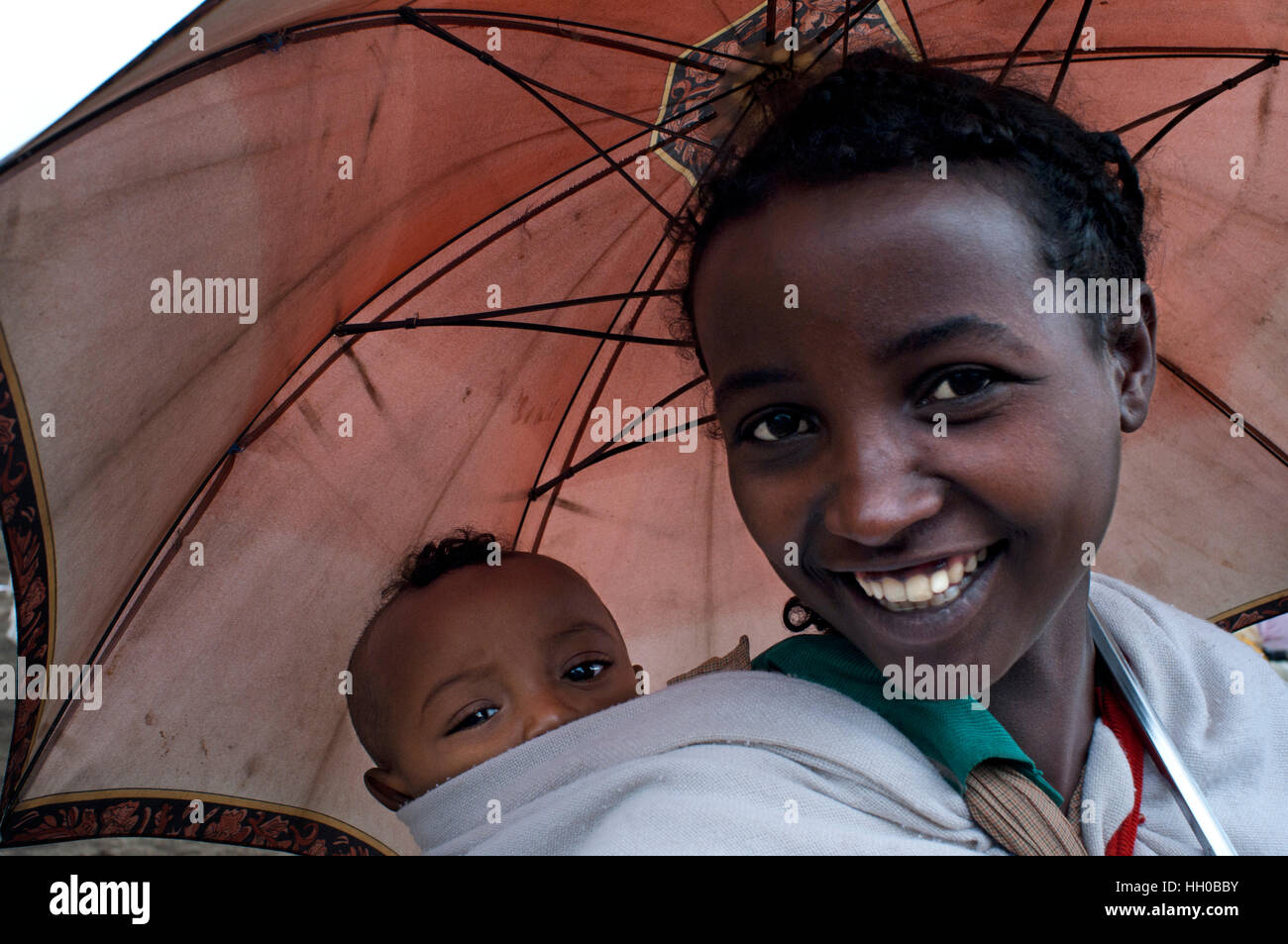 Lalibela Markt, Amhara Region, Äthiopien. Eine Frau schlägt ihrem Sohn in Lalibela-Markt. Lalibela hat viele andere Attraktionen neben Kirchen keinen Stockfoto