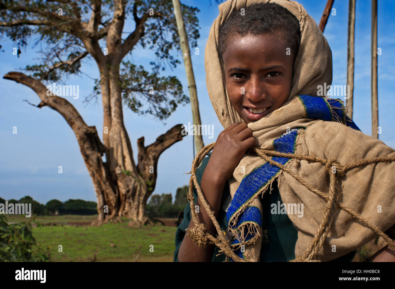 Porträt eines Teenagers in der Nähe von Flughafen Bahir Dar, Äthiopien. Vom Hafen von Bahir Dar gelangen Sie mit dem Boot zu verschiedenen historischen Kirchen und Mo Stockfoto