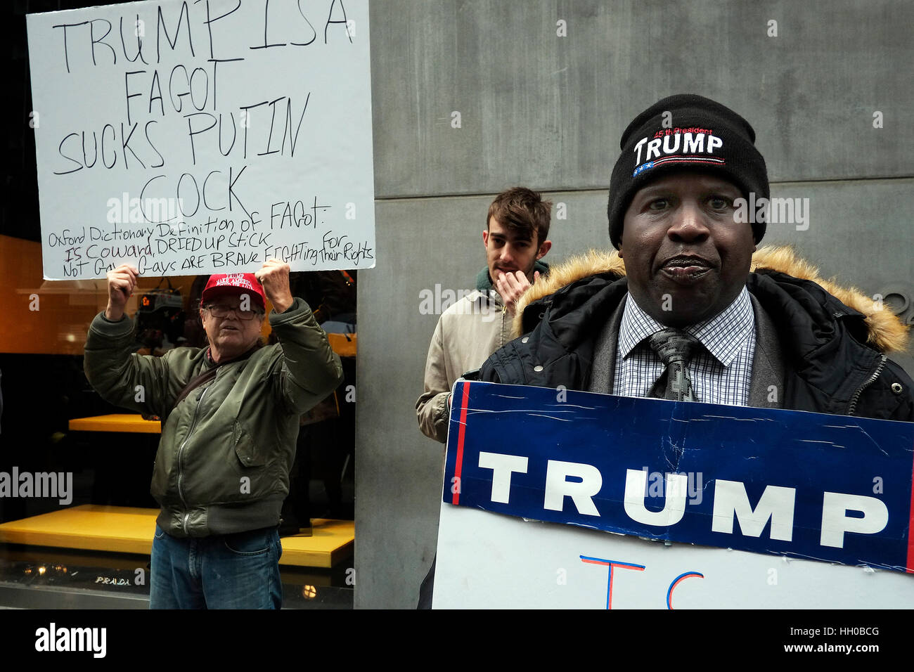 Menschen protestieren außerhalb Trump Tower in Manhattan als Präsident wählen Donald Trump seiner ersten Pressekonferenz 2017 hält. Stockfoto