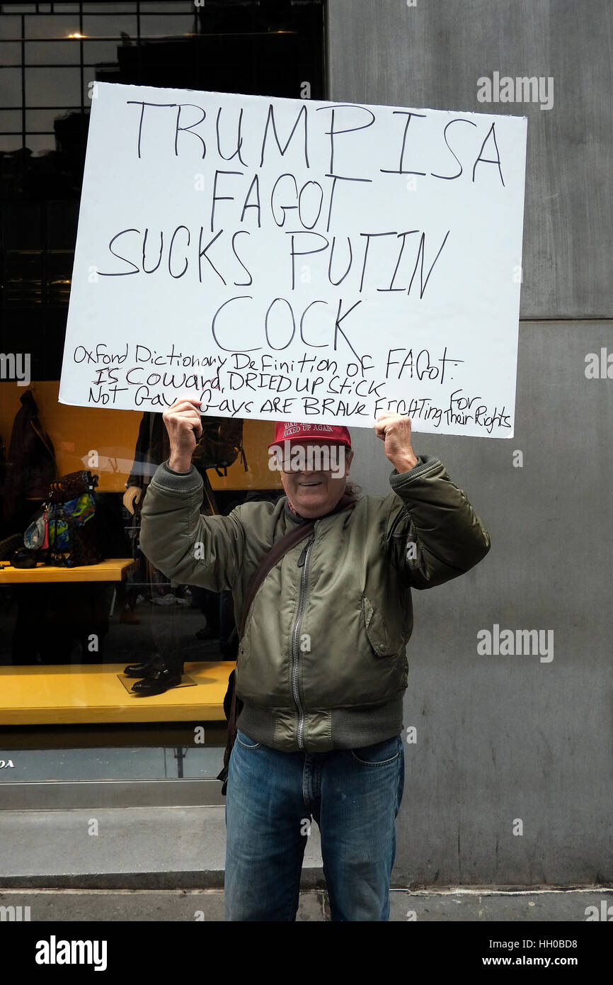 Menschen protestieren außerhalb Trump Tower in Manhattan als Präsident wählen Donald Trump seiner ersten Pressekonferenz 2017 hält. Stockfoto