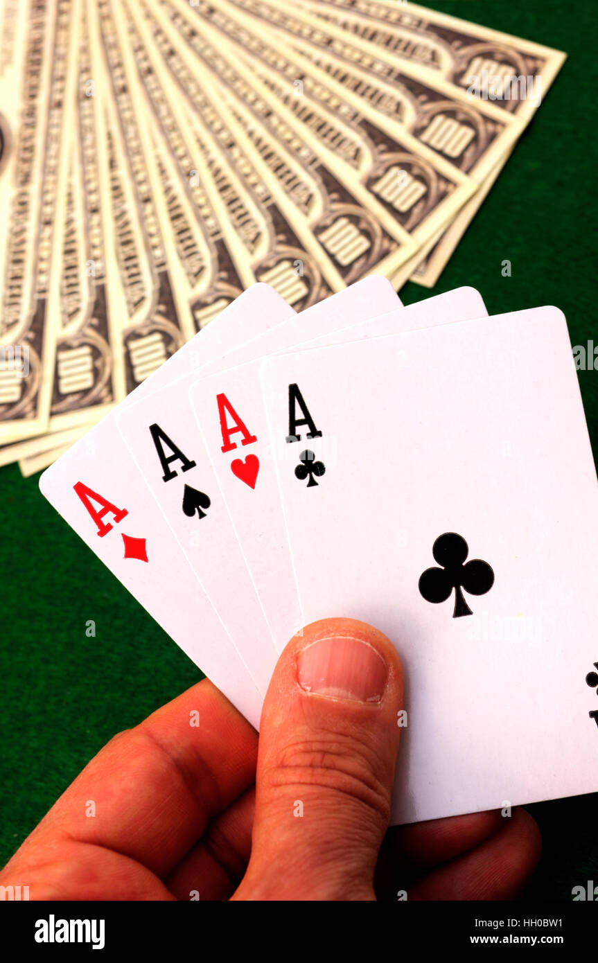 Spielkarten und Geld auf grünem Hintergrund closeup Stockfoto