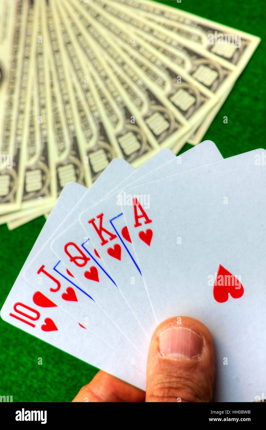 Spielkarten und Geld auf grünem Hintergrund closeup Stockfoto