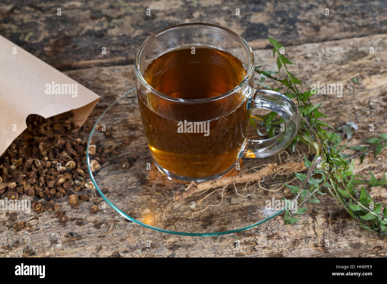 Löwenzahn-Tee, Heiltee, Kräutertee, Löwenzahn-Kaffee, Tee, Wurzeltee aus Gerösteten Wurzeln, Löwenzahn-Wurzel, Löwenzahn-Wurzeln, Löwenzahnwurzel, Löw Stockfoto