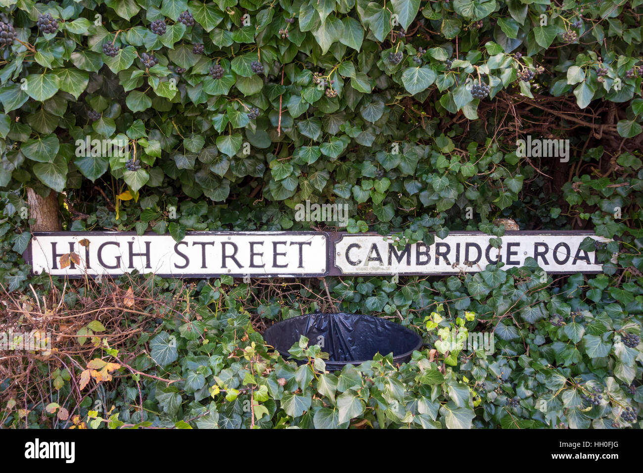 Eine Straße endet und eine andere beginnt Kreuzung der Straßennamen 'High Street' "Cambridge Road" Milton Cambridge England UK 2017 Stockfoto