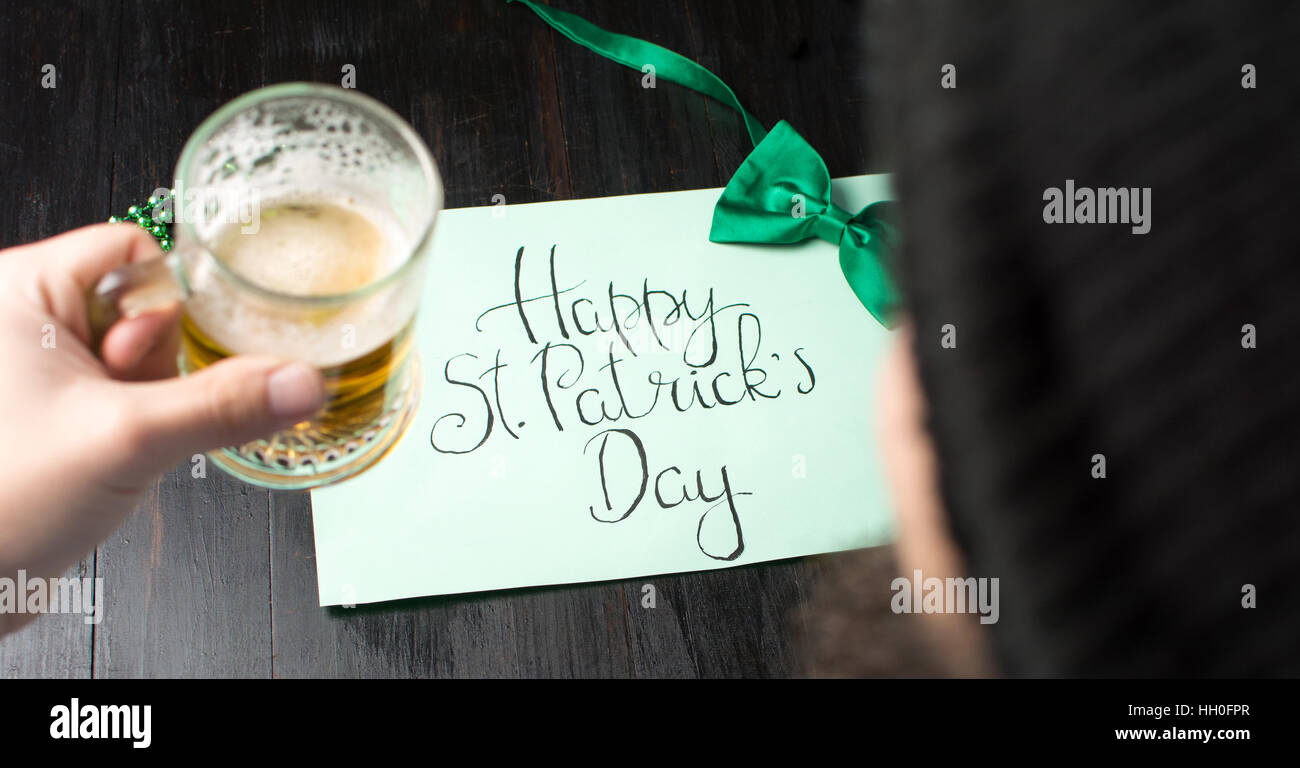 Mann, Bier trinken und feiern St. Patrick Day hautnah Stockfoto