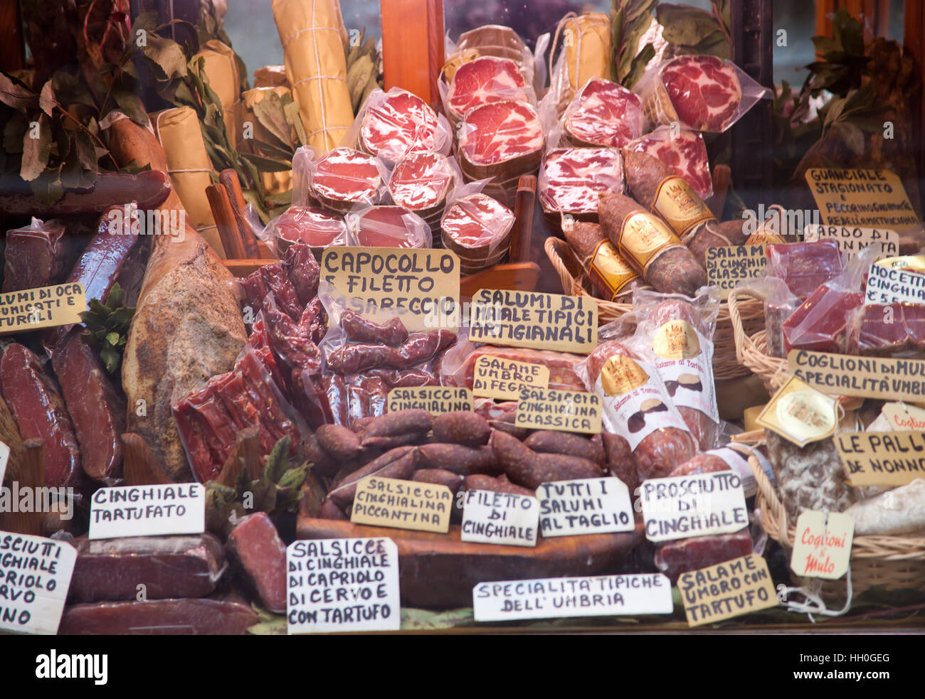 Orvieto, Italien - 16. März 2014: Feinkost Schaufenster zeigen das typische Produkt basierend auf Schweinefleisch und Rindfleisch in Orvieto. Stockfoto