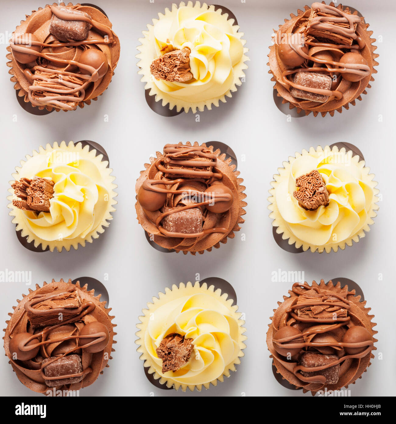 Hausgemachte Vanille und Schokolade Cupcakes auf weißem Hintergrund Stockfoto