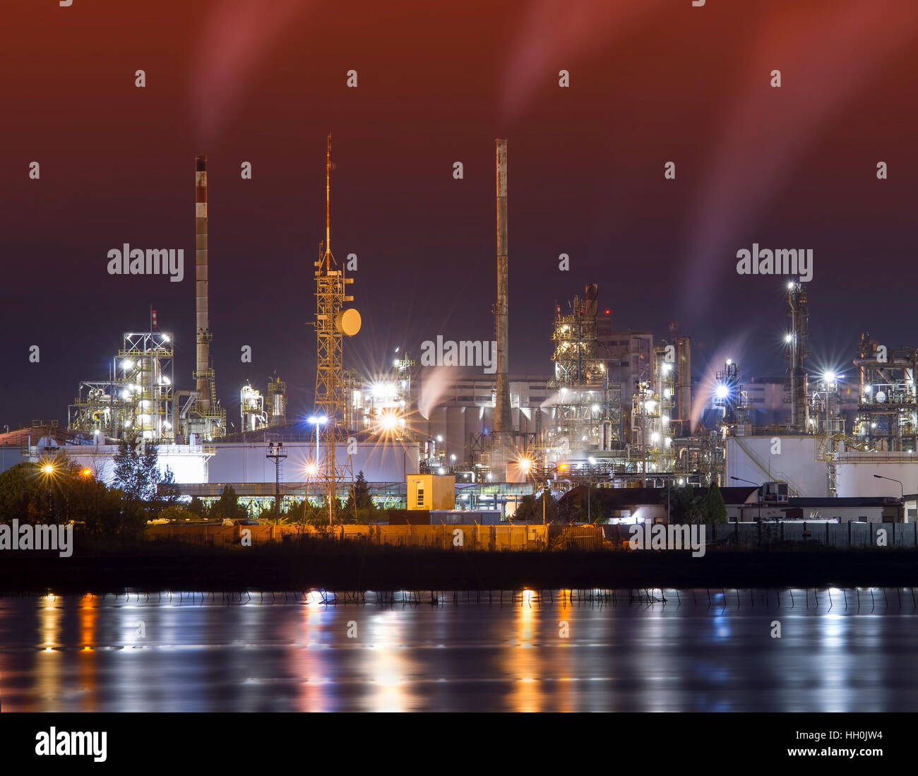 petrochemische Anlage bei Nacht Stockfoto