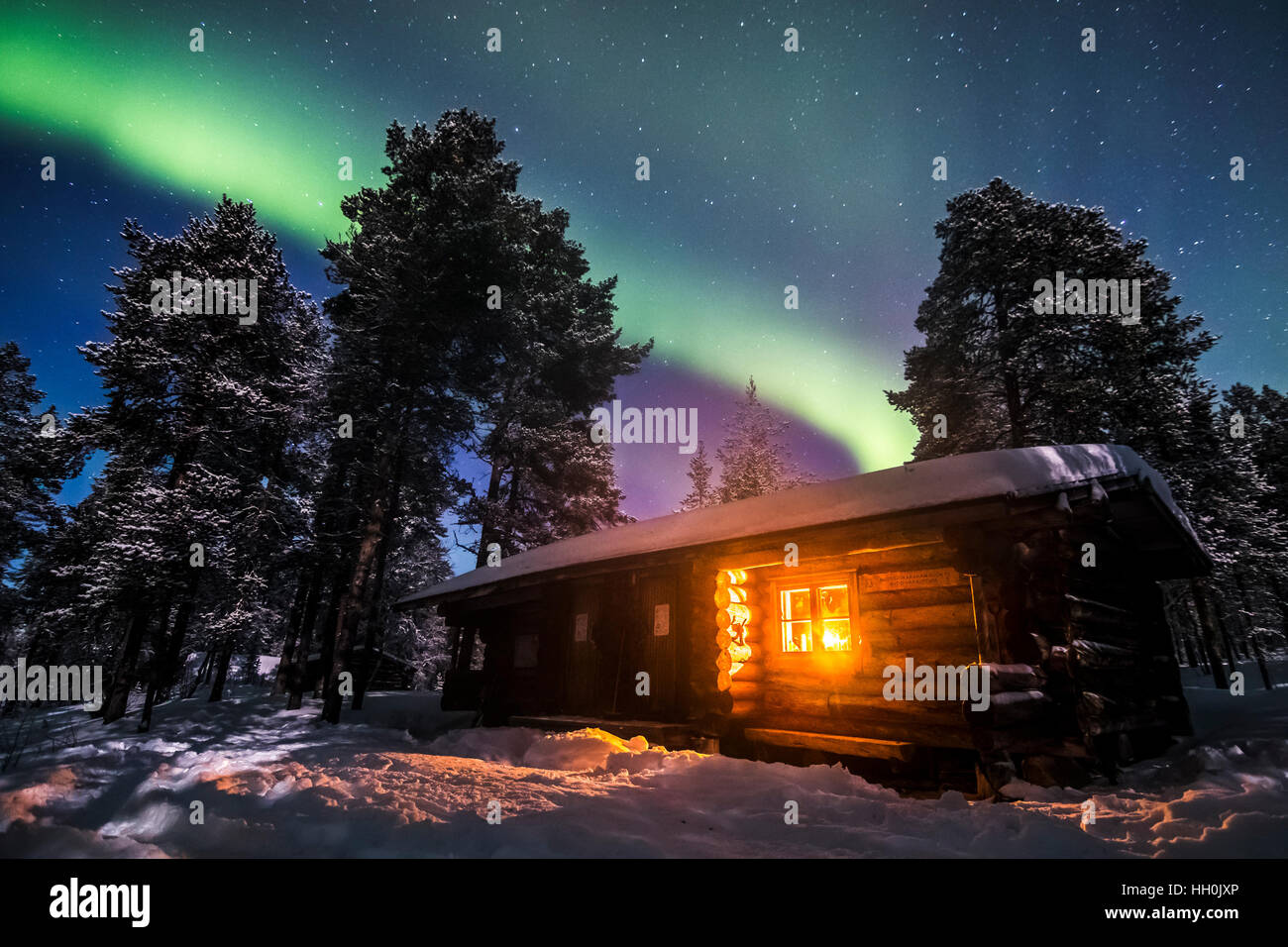 Muorravaarakka öffnen Wildnishütte und Aurora im Urho Kekkonen Nationalpark Stockfoto