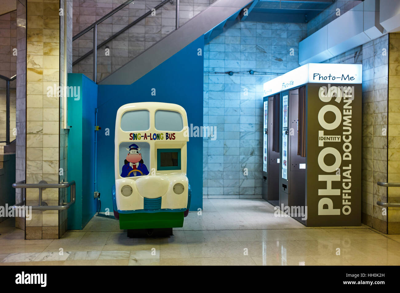 Sing-a-Long Busfahrt und Foto-Maschine im Einkaufszentrum Stockfoto