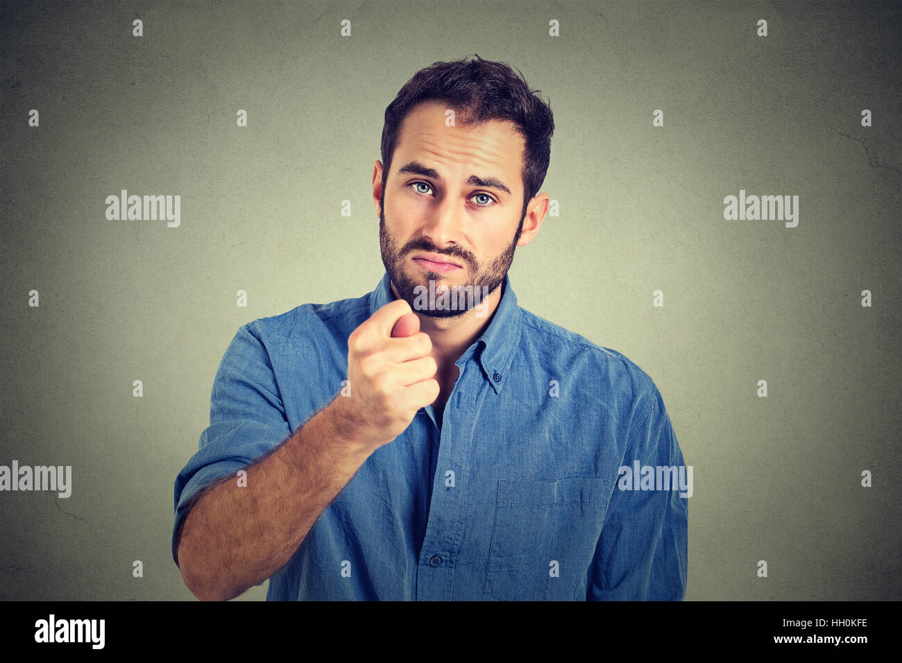 Mann isoliert geben Daumen Figa Fingergeste erhalten Sie Null grau hinterlegt. Menschliche Emotionen, Mimik, Körpersprache Stockfoto