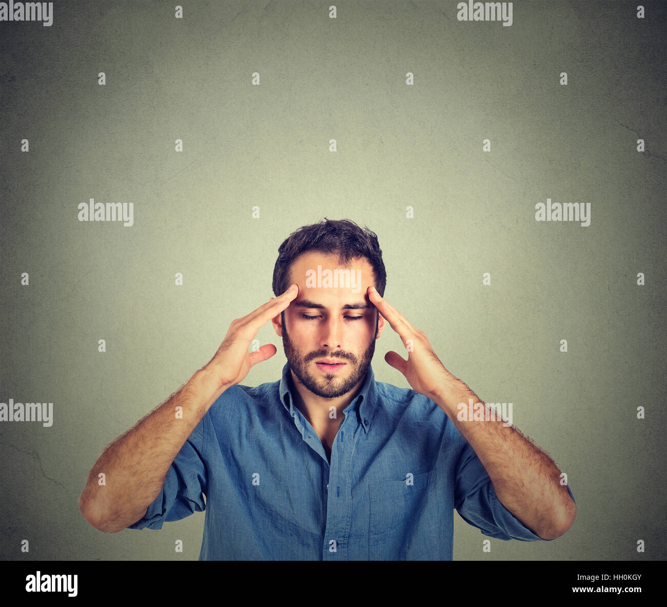 Gestresste Menschen denken sehr intensiv, konzentriert sich auf graue Wand Hintergrund isoliert Stockfoto