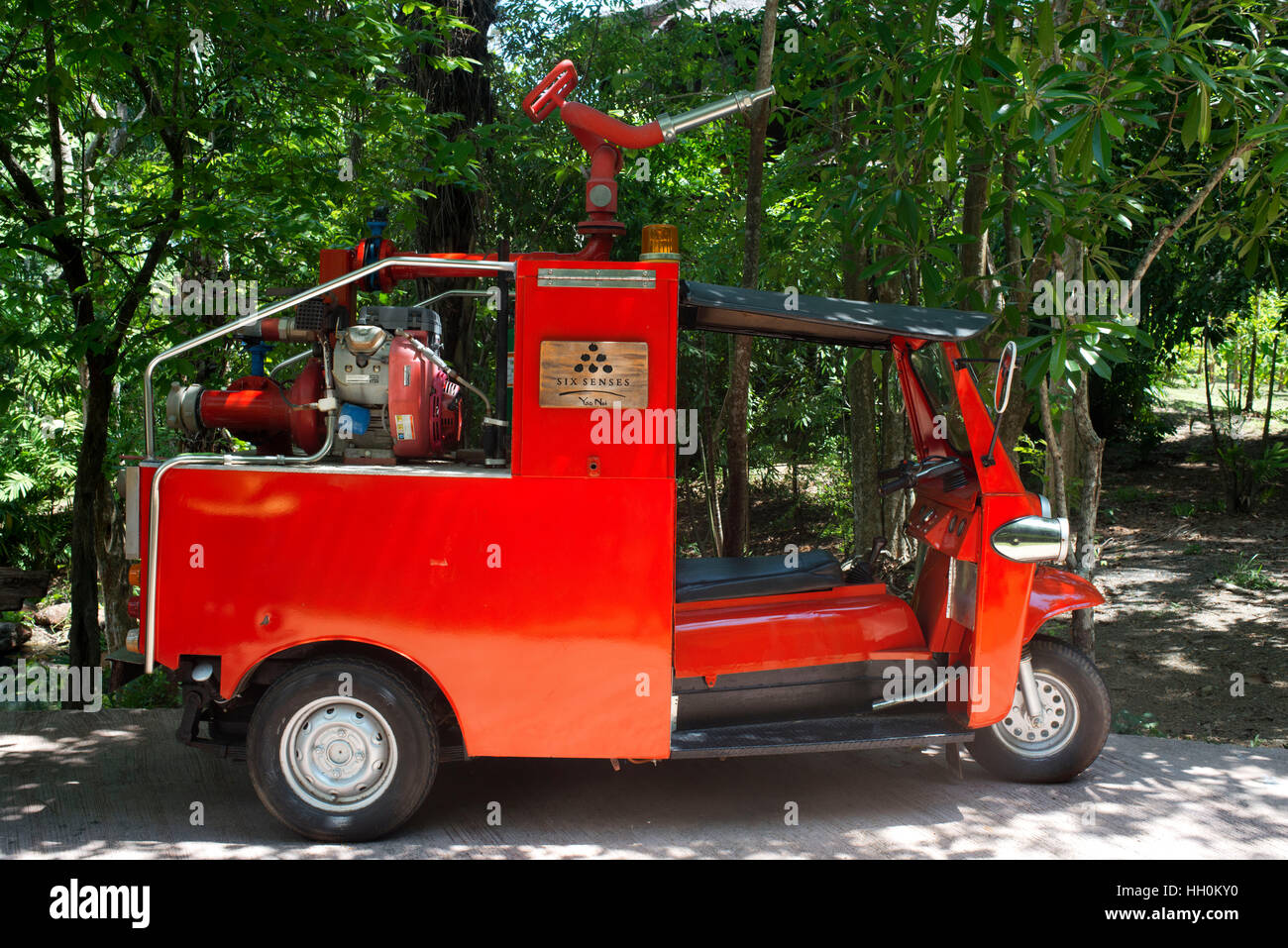 Tuc Tuc Brandbekämpfung im Six Senses Resort, Koh Yao Noi Bucht von Phang Nga, Thailand, Asien. Zimmer in Fornt des Meeres. Sechs Sinne Yao Noi setzt die Zwe Stockfoto