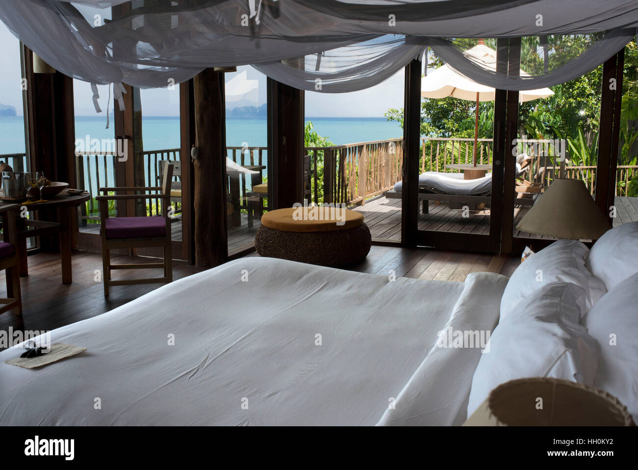 Six Senses Resort, Koh Yao Noi, Bucht von Phang Nga, Thailand, Asien. Im Inneren einen Bunglow. Sechs Sinne Yao Noi setzt höchste Maßstäbe für Insel Resort livin Stockfoto