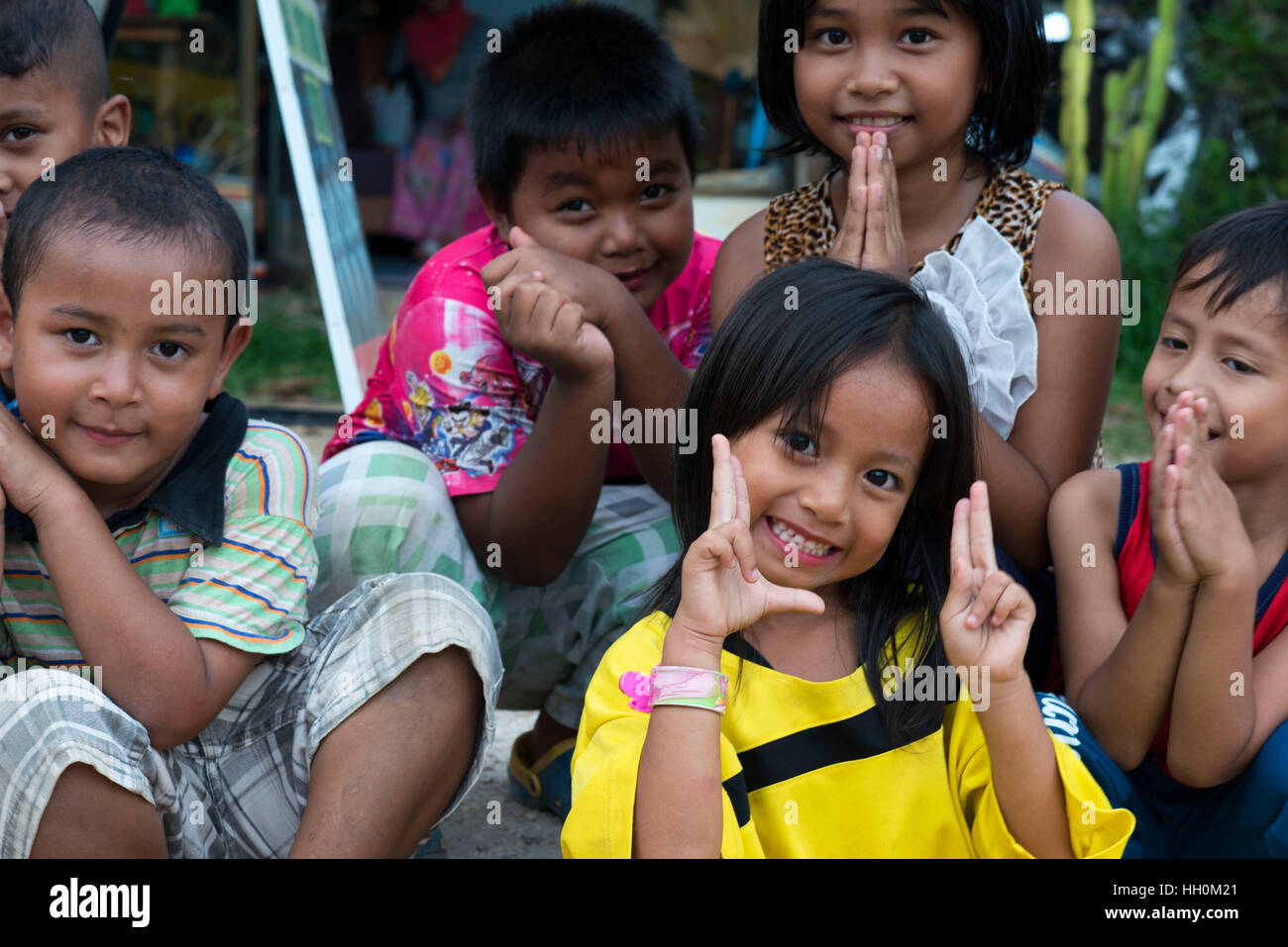 Kinder, die Spaß in Koh Lanta. Krabi. Thailand. Asien. Ko Lanta ist technisch Ko Lanta Yai, die größte von 52 Inseln in einem Archipel Prot genannt. Stockfoto