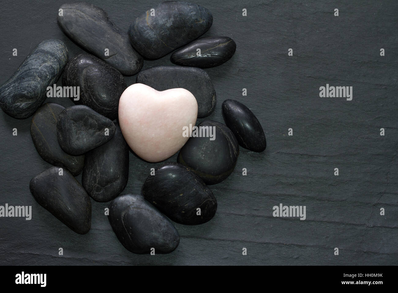 Stein Herz und anderen Steinen abstrakten Hintergrund Konzept Stockfoto