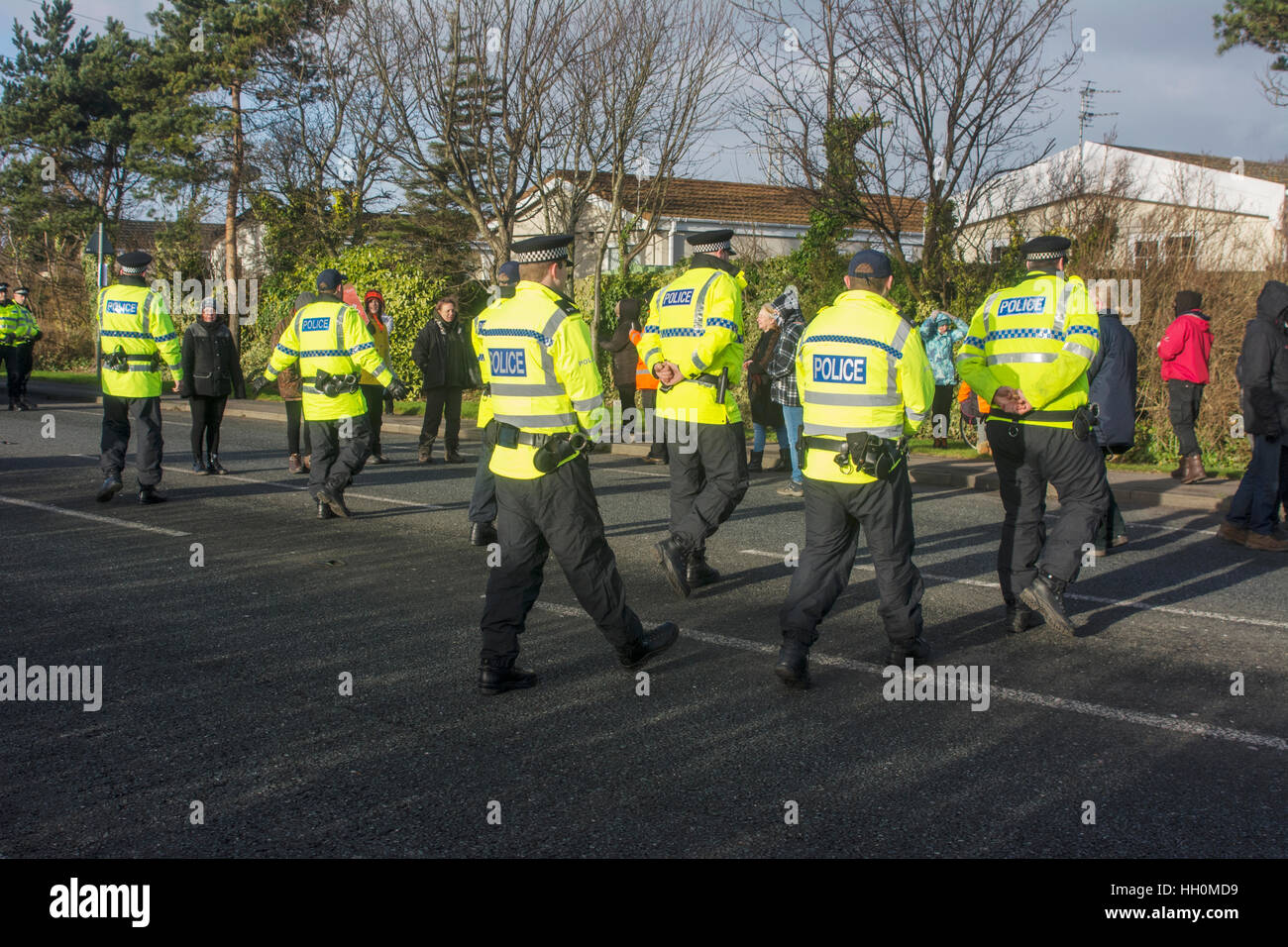 Anti-Fracking Protest an der Cuadrilla Preston neue Straße Shalegas Site an wenig Plumpton in der Nähe von Blackpool. Polizei geschlossen die Spur. Stockfoto