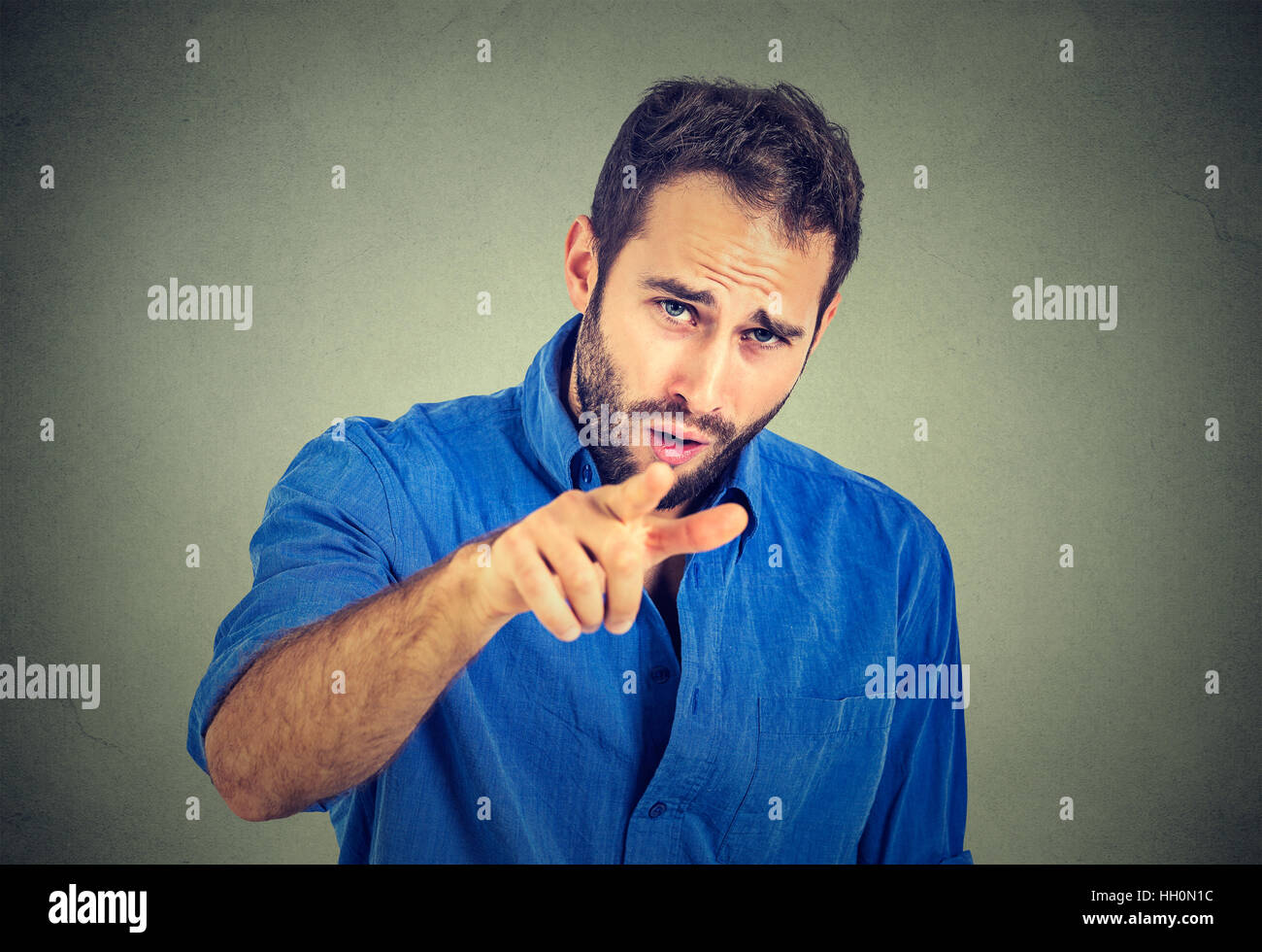 Porträt von ein zorniger junger Mann Zeigefinger auf jemanden Stockfoto