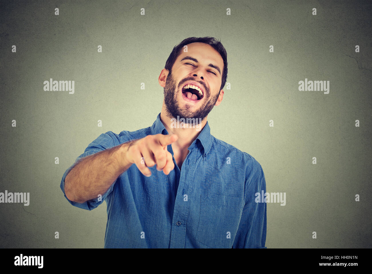 Kerl zeigt auf dich -Fotos und -Bildmaterial in hoher Auflösung – Alamy