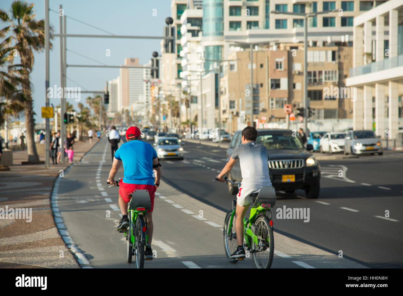 TEL AVIV, ISRAEL - 4. April 2016: Zwei Männer in uniform Reiten Fahrräder auf einem Fahrrad-Pass von einem Meer promenade in TelAviv, Israel auf am 4. April 2016 Stockfoto