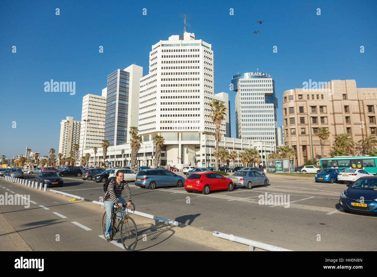 TEL AVIV, ISRAEL - 4. April 2016: Mann mit Fahrrad auf einem Fahrrad-Pass der Strandpromenade in TelAviv, Israel auf am 4. April 2016 Stockfoto