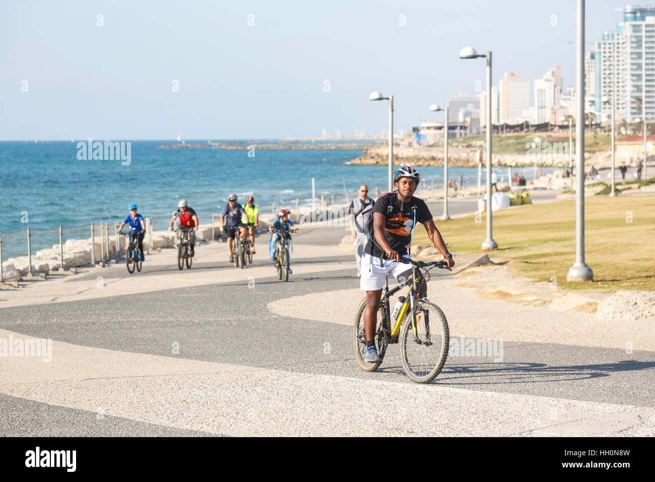 TEL AVIV, ISRAEL - 4. April 2016: Menschen auf Fahrrädern am Meer promenade in TelAviv, Israel auf am 4. April 2016 Stockfoto