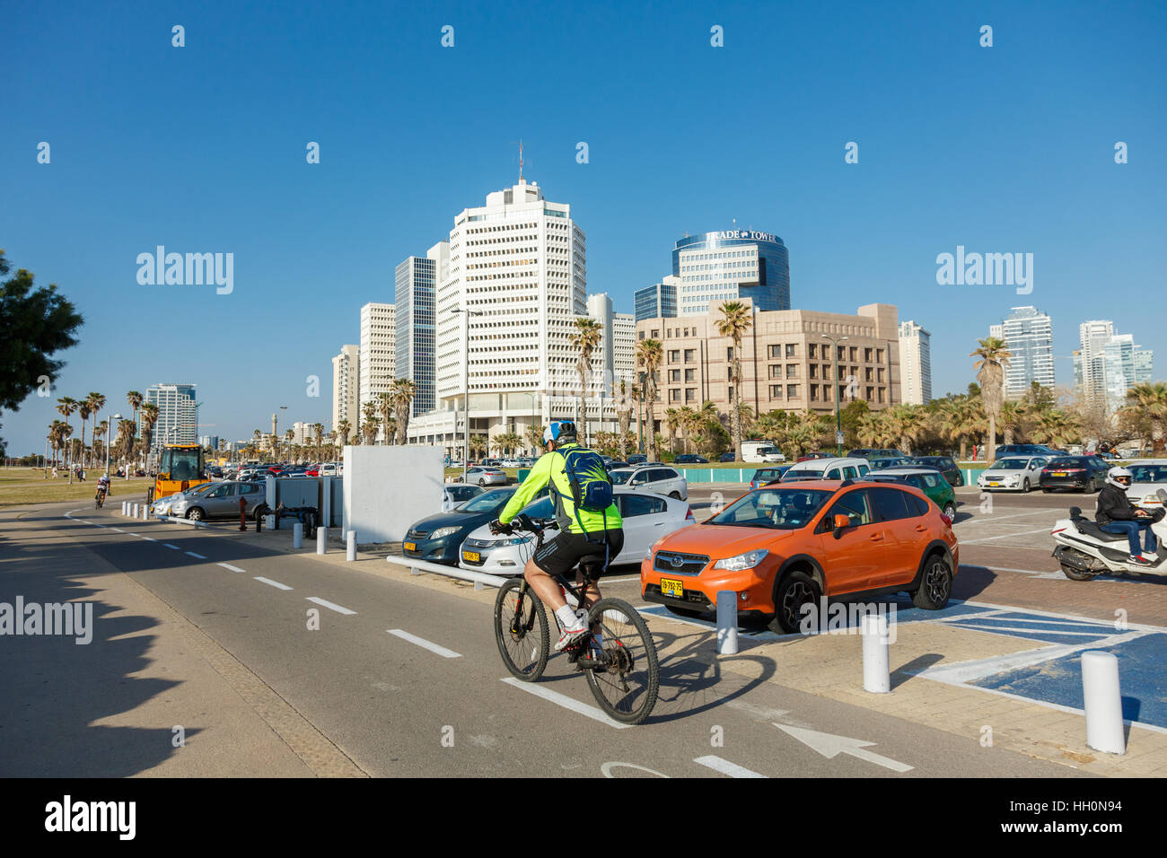 TEL AVIV, ISRAEL - 4. April 2016: Mann in uniform Reiten Fahrrad auf einem Fahrrad-Pass der Strandpromenade in TelAviv, Israel auf am 4. April 2016 Stockfoto