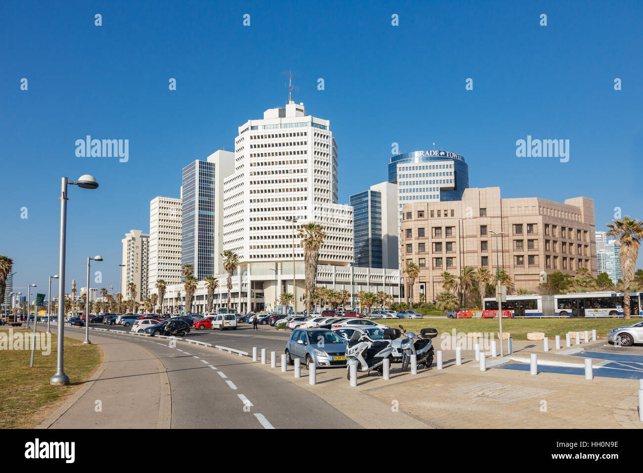 TEL AVIV, ISRAEL - 4. April 2016: Blick vom Tel Aviv Kai auf die Textil- und Modezentrum, Trade Tower in TelAviv, Israel auf am 4. April 2016 Stockfoto