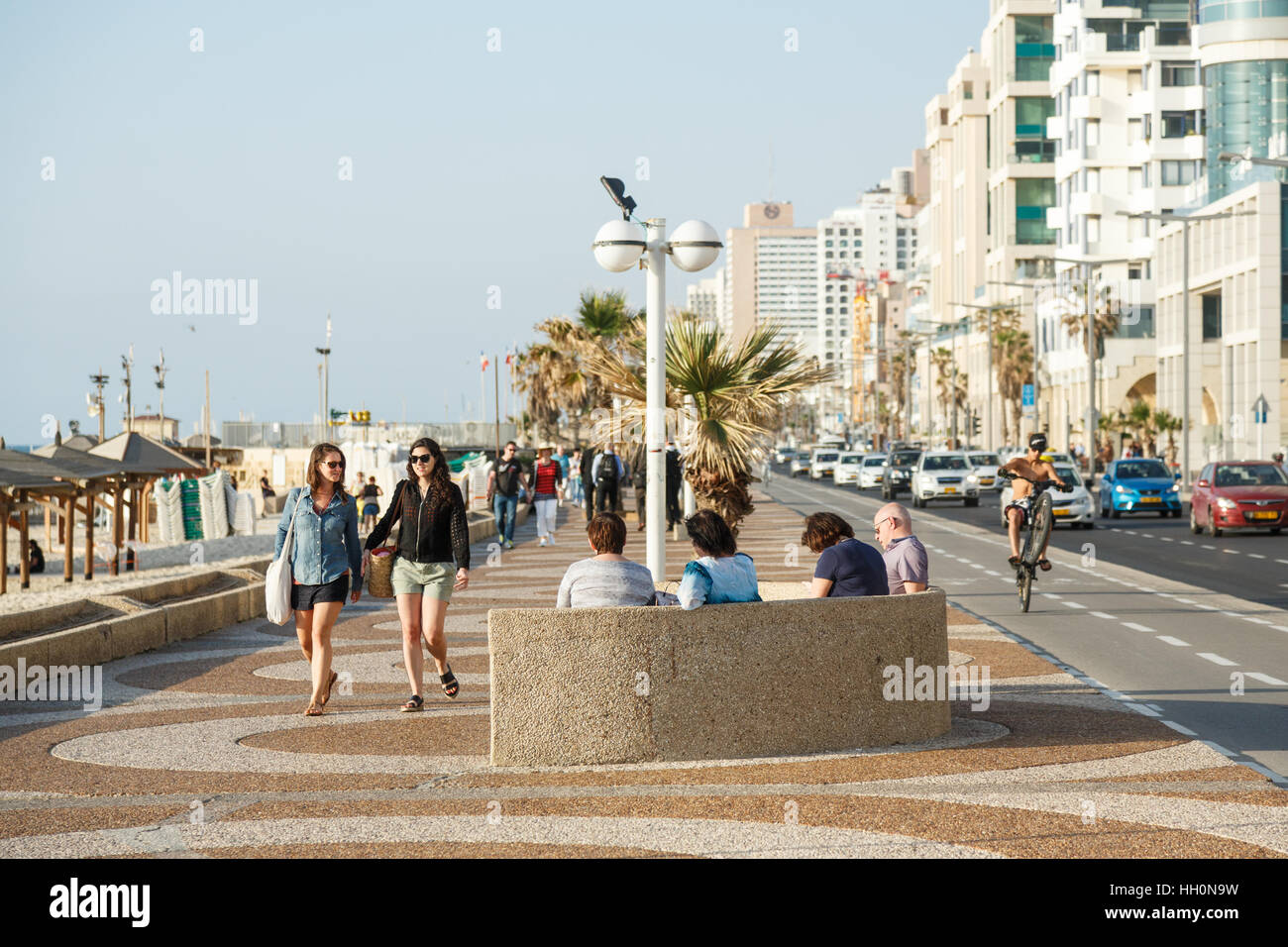 TEL AVIV, ISRAEL - 4. April 2016: Blick auf Strand und Promenade mit Autos und zu Fuß in TelAviv, Israel auf am 4. April 2016 Stockfoto