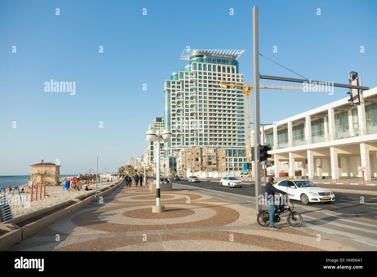 TEL AVIV, ISRAEL - 4. April 2016: Blick auf Strand und Promenade mit Autos und Menschen in TelAviv, Israel auf am 4. April 2016 Stockfoto