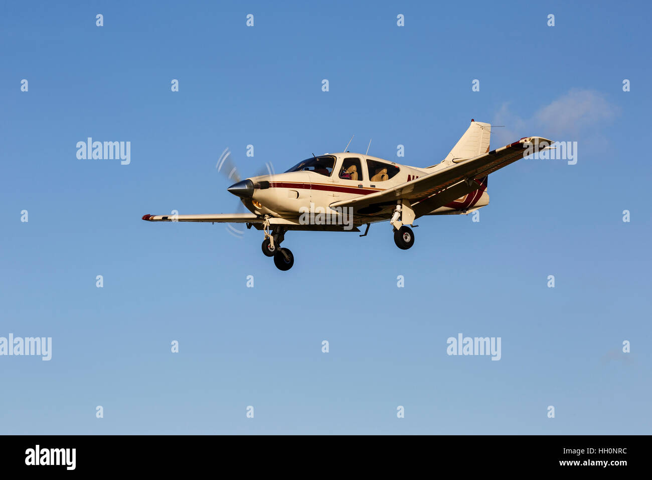 Rockwell 112-B Commander N1350J Ansatz bei Sandtoft Flugplatz landen Stockfoto