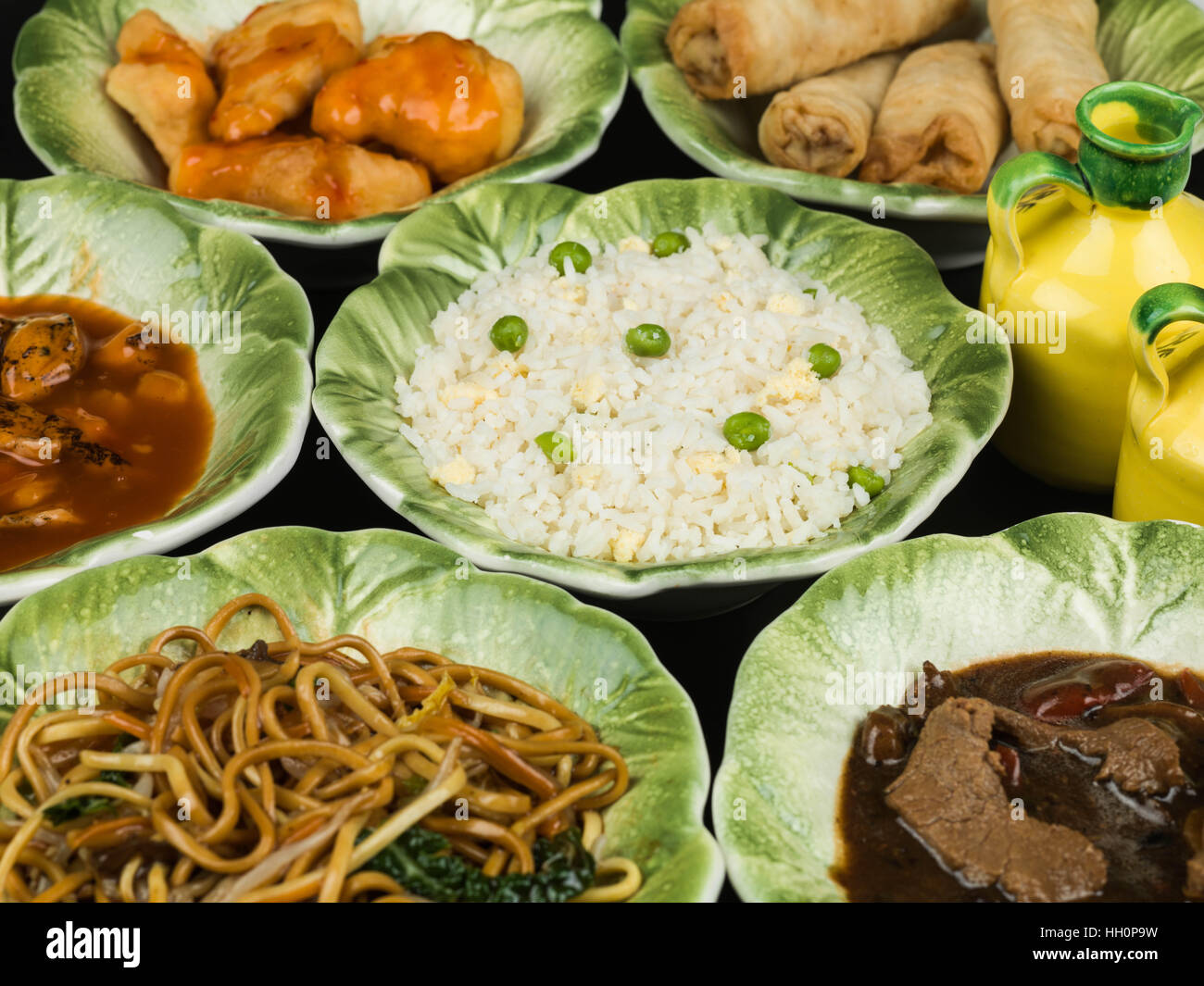 Chinesisches Essen Buffet Ei gebratener Reis Gemüse Nudeln Fried Chicken Rindfleisch in schwarzer Balken Sauce und süß und sauer Huhn Stockfoto