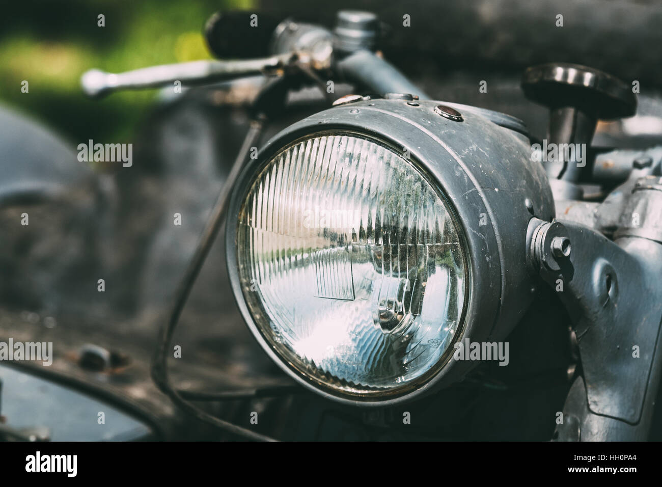 Schließen Sie die Ansicht des Scheinwerfers auf die alten Seltenheit grau Dreirad oder dreirädrigen Motorrad mit Beiwagen. Stockfoto