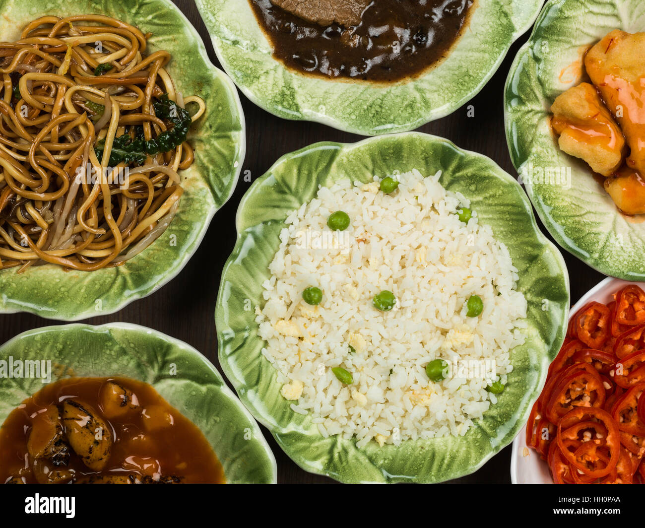 Chinesisches Essen Buffet Ei gebratener Reis Gemüse Nudeln Fried Chicken Rindfleisch in schwarzer Balken Sauce und süß und sauer Huhn Stockfoto