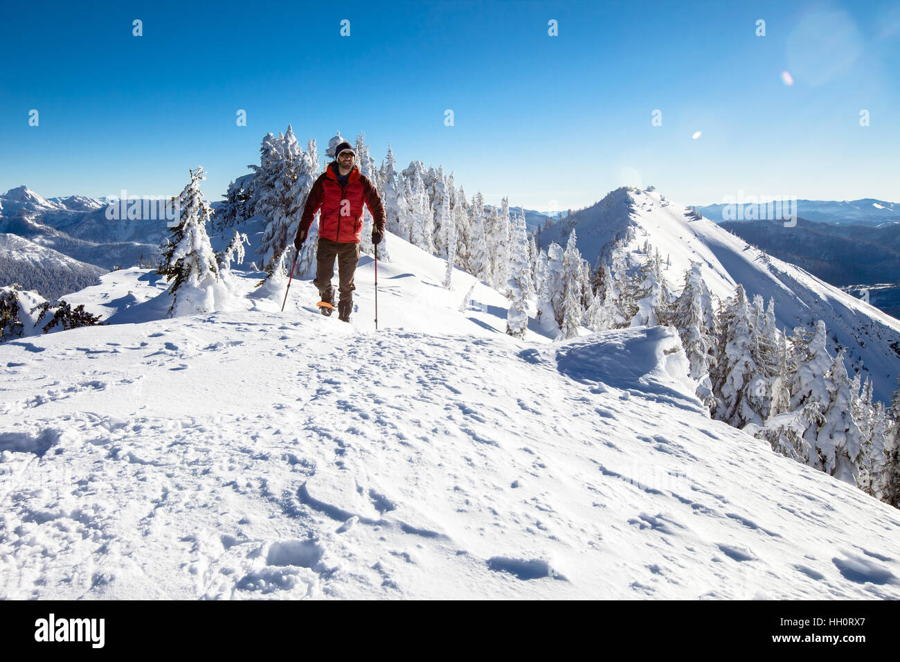 Ein Mann auf einem Bergrücken in den North Cascades Bergen von Washington State Schneeschuhwandern Stockfoto