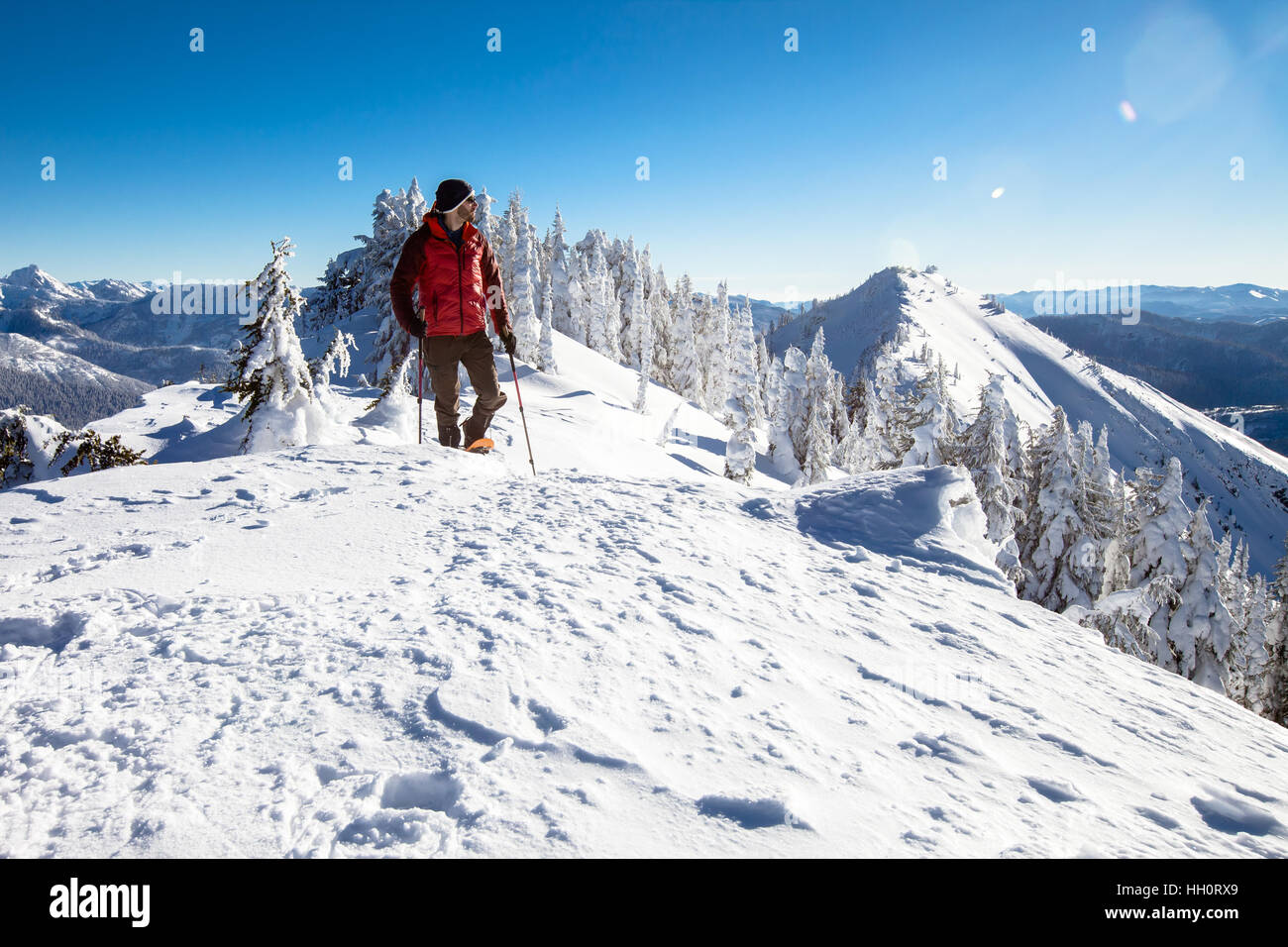 Ein Mann auf einem Bergrücken in den North Cascades Bergen von Washington State Schneeschuhwandern Stockfoto