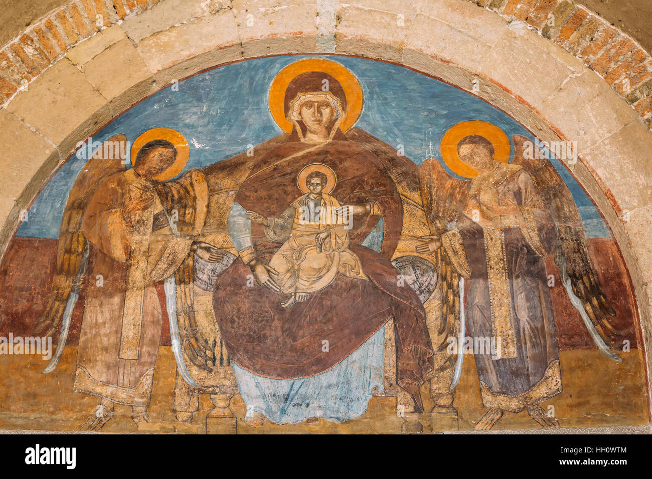 Mzcheta, Georgia - 20. Mai 2016: Bild von Theotokos mit Jesus Christus am Thron und zwei Erzengel am Fresko am Arch In Swetizchoweli-Kathedrale von T Stockfoto