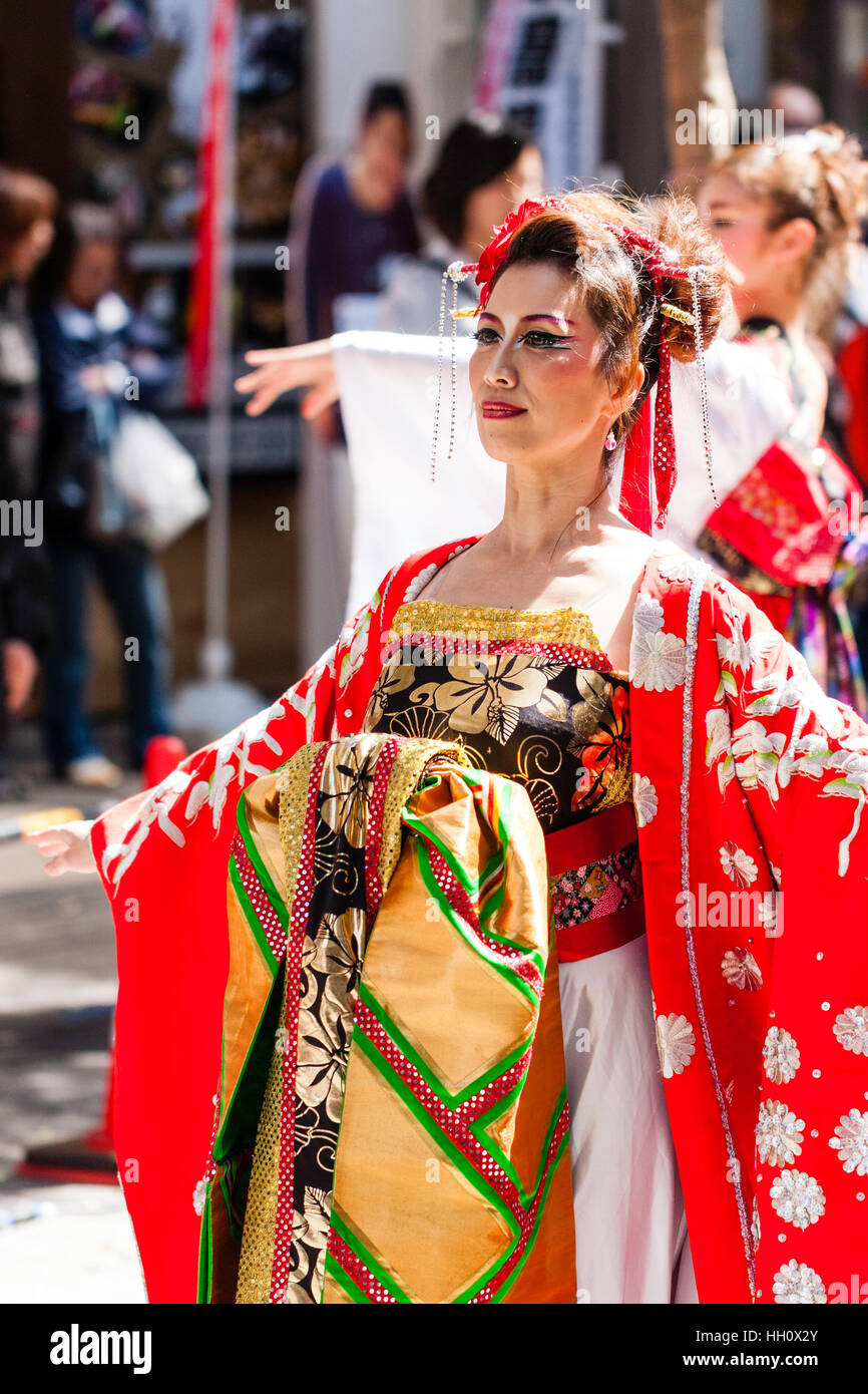 Japanische Yosakoi Dance Festival. Frau in Rot und Gold historischen Kostüm, Prinzessin oder Kaiserin, Arme ausgestreckt. Stockfoto