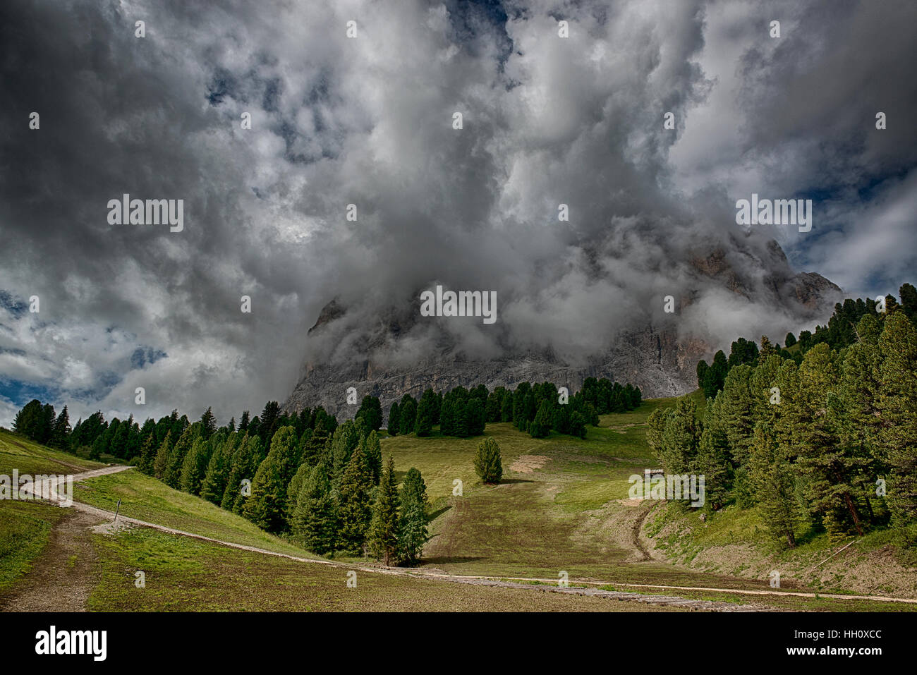 Gewitterwolken über der Oberseite von den Bergen in einer Sommersaison, Dolomiten Stockfoto