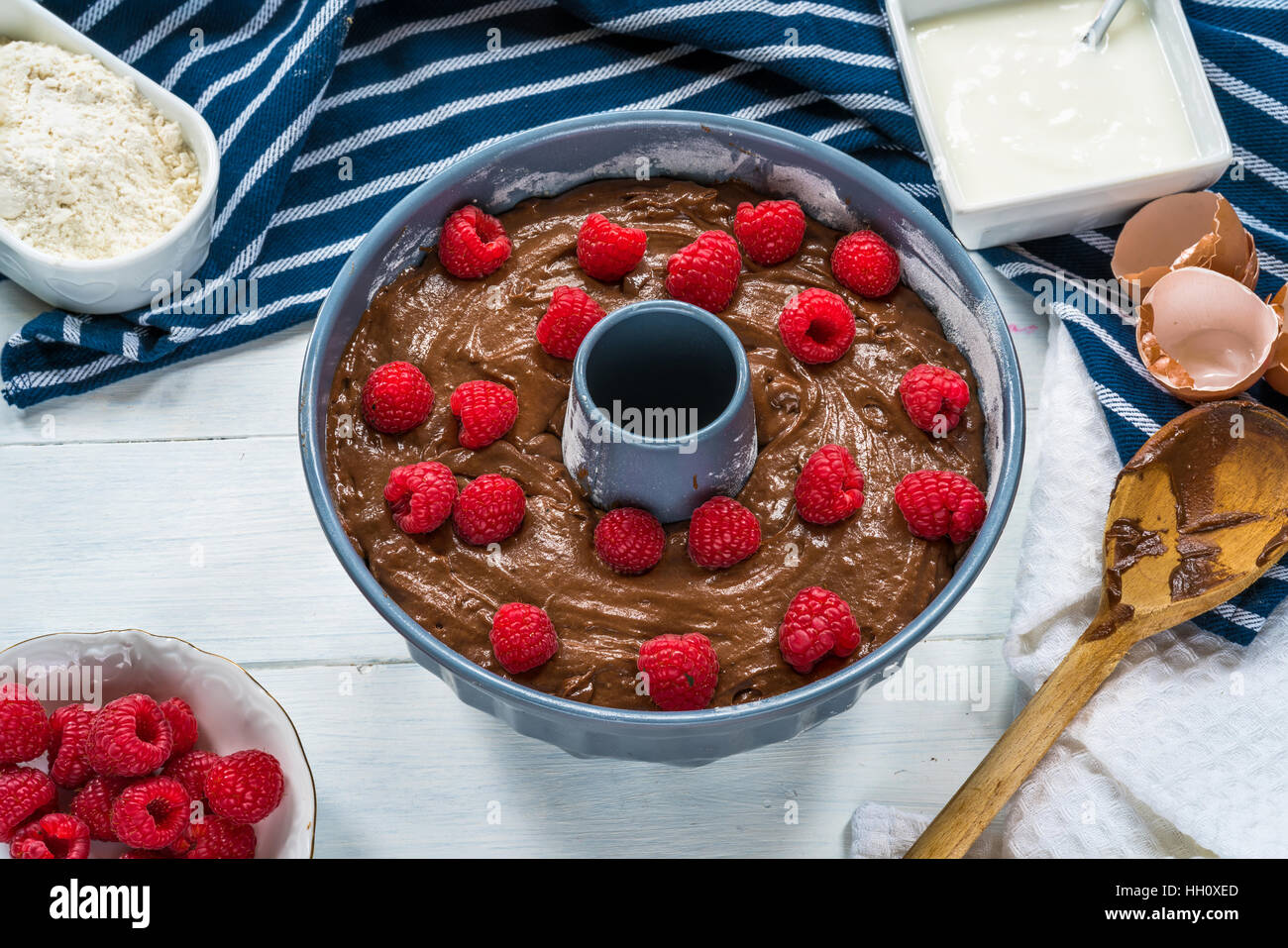Zutaten für Schokolade und Himbeer Gugelhupf - Draufsicht Stockfoto