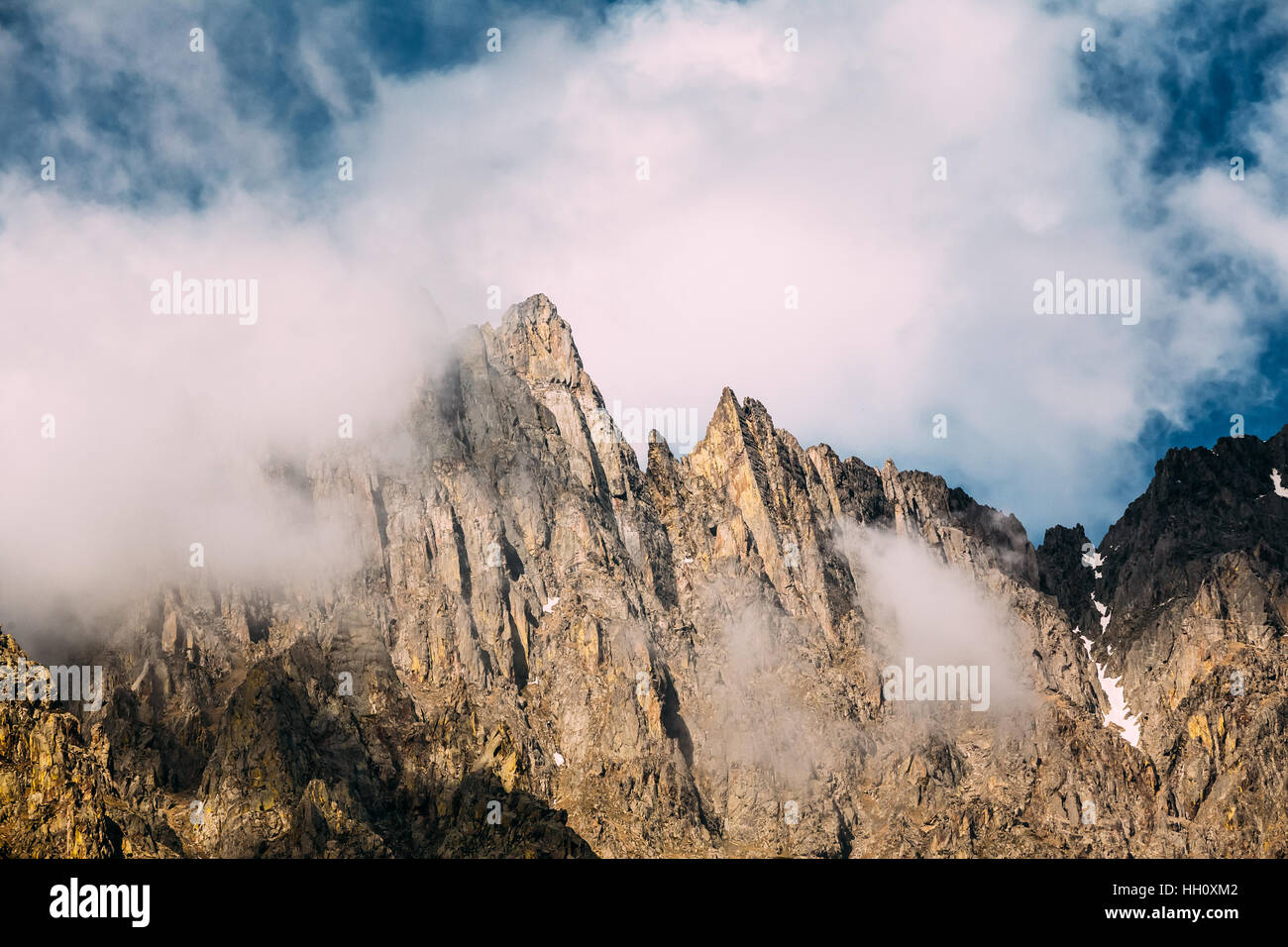 Wolken in niedriger Höhe überfliegen über die Felsen. Die abwechslungsreiche Berglandschaft in Georgien. Stockfoto