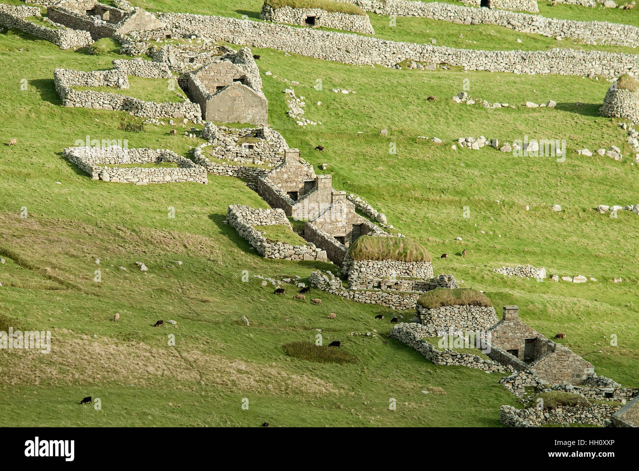 Luftaufnahme der zerstörten Häuser und schwarzen Häuser auf Hirta, Moscow, äußeren Hebriden, Schottland, Vereinigtes Königreich Stockfoto