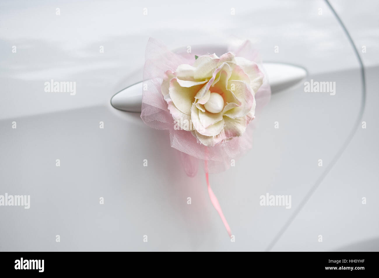 Blumendekoration auf dem Griff der Hochzeitsauto Stockfoto