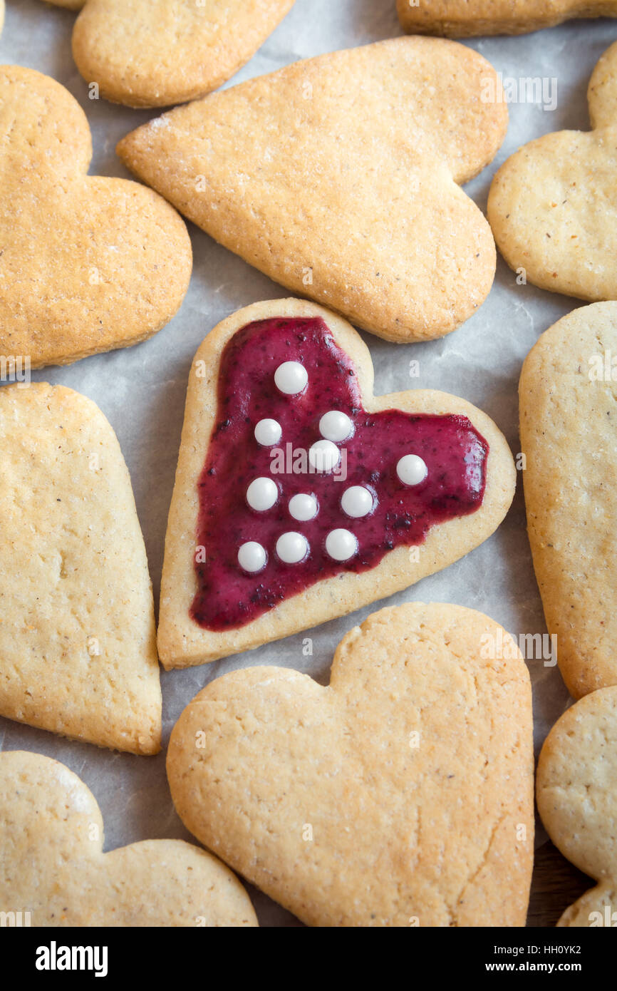 Verglaste Herzform Cookies zum Valentinstag - köstliche hausgemachte Kuchen backen mit Liebe zum Valentinstag Stockfoto