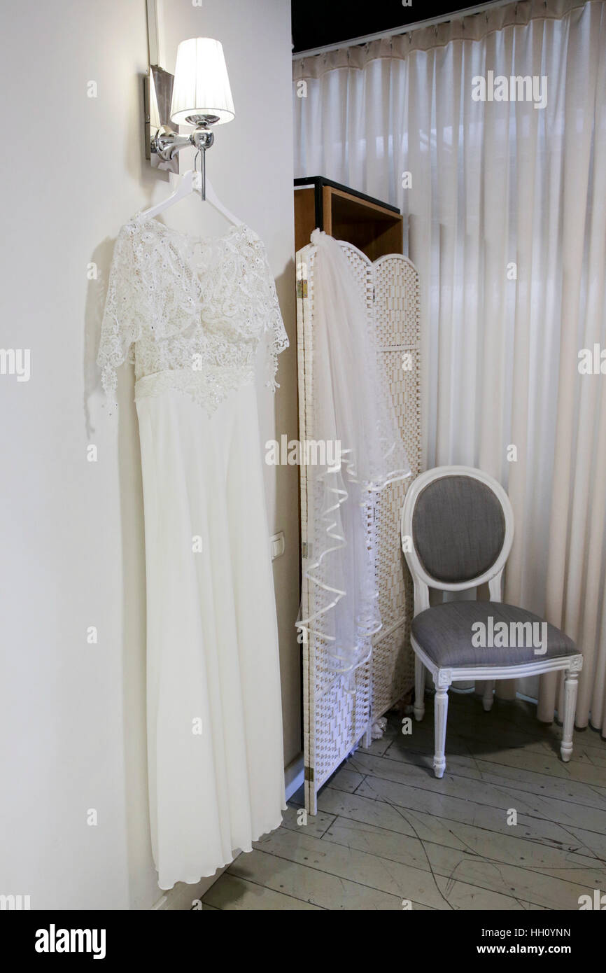 Weiße Brautkleider in einem Charity-shop Stockfoto