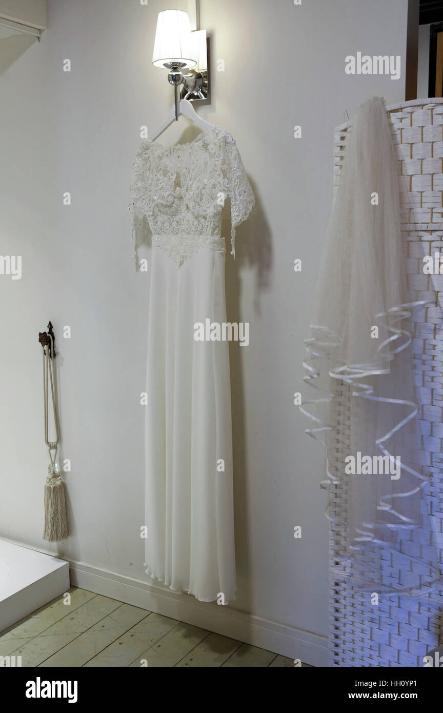 Weiße Brautkleider in einem Charity-shop Stockfoto
