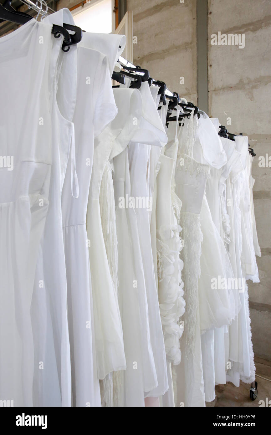 Weiße Brautkleider in einem Charity-shop Stockfoto