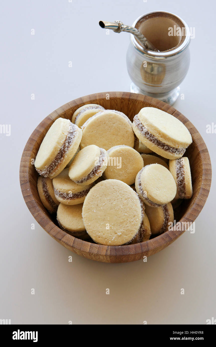 Eine Schüssel mit frisch gebackenem Alfajor Kekse und Mate-Tee Stockfoto